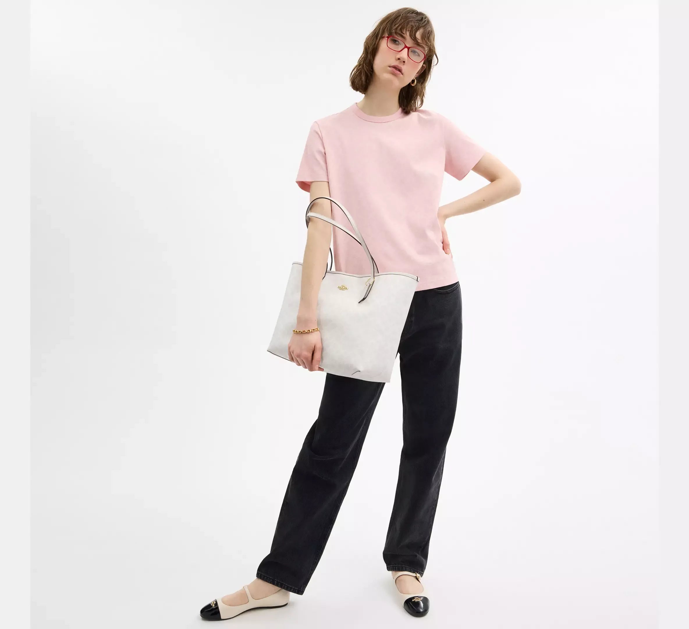 AVIELLE everyday bag styled with a casual outfit